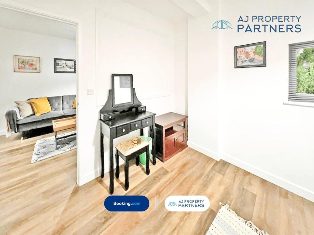 Premium Offer L Last-Minute Escape L Aj Properties L High Street Cheltenham L Parking L Ideal For Short Or Long Stays - Town Centre Apartment, 4 Beds, 1 Bathroom Экстерьер фото