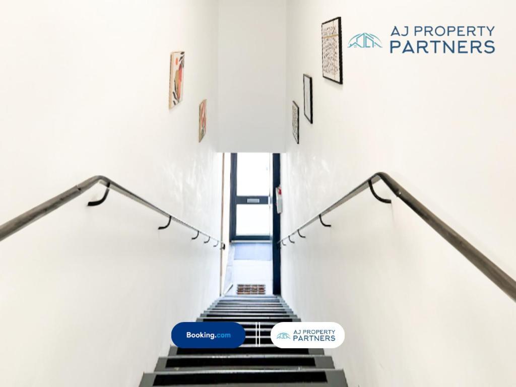 Premium Offer L Last-Minute Escape L Aj Properties L High Street Cheltenham L Parking L Ideal For Short Or Long Stays - Town Centre Apartment, 4 Beds, 1 Bathroom Экстерьер фото